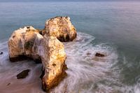 Felsformation im Meer mit langer Belichtungszeit