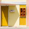 I love Aruba: Brievenbus op gele deur in Otrobanda, Willemstad, Curacao van Paul van Putten