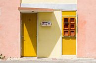 J'aime Aruba : Boîte aux lettres sur porte jaune à Otrobanda, Willemstad, Curaçao par Paul van Putten Aperçu