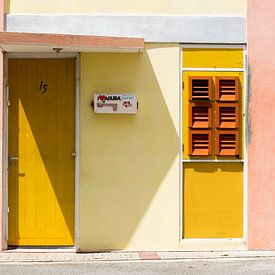 I love Aruba: Brievenbus op gele deur in Otrobanda, Willemstad, Curacao van Paul van Putten