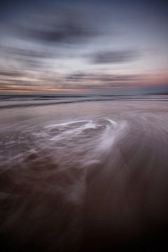 Motion @ the shore No. 4 by Linda Raaphorst