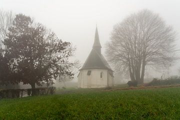 Woestijkapel in Gooik in de mist van Marcel Derweduwen