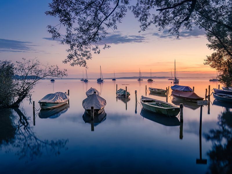 Bateaux à rames au lever du soleil sur le lac Ammersee par calvaine8
