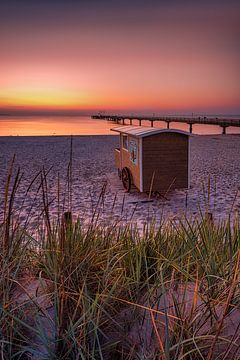 Warme zonsopgang aan het Oostzeestrand van Scharbeutz van Voss Fine Art Fotografie