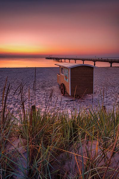 Lever de soleil chaud sur la plage de Scharbeutz en mer Baltique par Voss Fine Art Fotografie