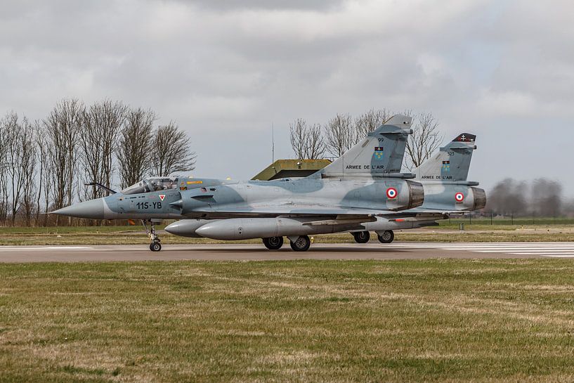 Deux Dassault Mirage 2000 prêts à décoller. par Jaap van den Berg
