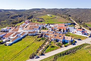 Luchtfoto van het traditionele dorpje Pedralva in Portugal van Eye on You