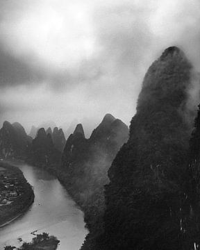 Uitzicht op karst landschap in China van Piedro de Pascale