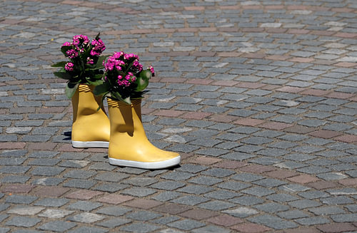 Gelbe Gummistiefel mit Blumen