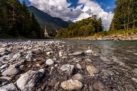 De oever van de Lech leidend naar een klein kerkje van Dafne Vos