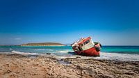 Buntes Schiffswrack an der griechischen Küste von Michel Seelen Miniaturansicht