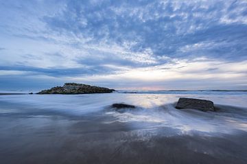 Zonsondergang rots kust van Frankrijk! van Peter Haastrecht, van