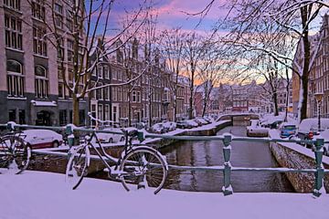 Besneeuwd Amsterdam Nederland bij zonsondergang van Eye on You