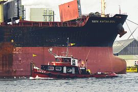 Push boat in Amsterdam's raw harbour by scheepskijkerhavenfotografie
