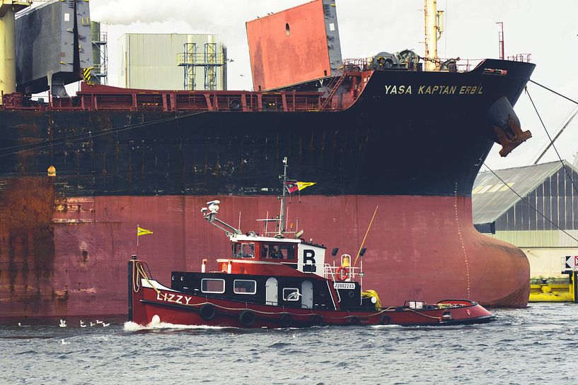 Push boat in Amsterdam's raw harbour by scheepskijkerhavenfotografie