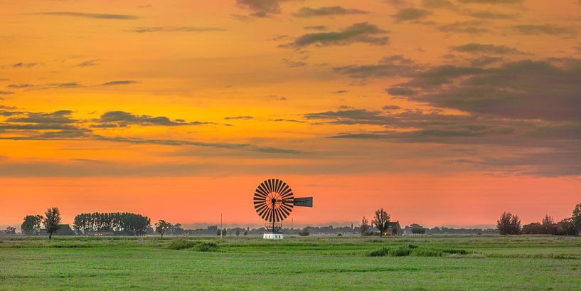 Kleine Windkraftanlage in der friesischen Landschaft oberhalb von Sneek von Harrie Muis