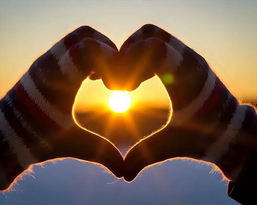 Gouden hart in wollen handschoenen