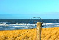Het strand achter prikkeldraad