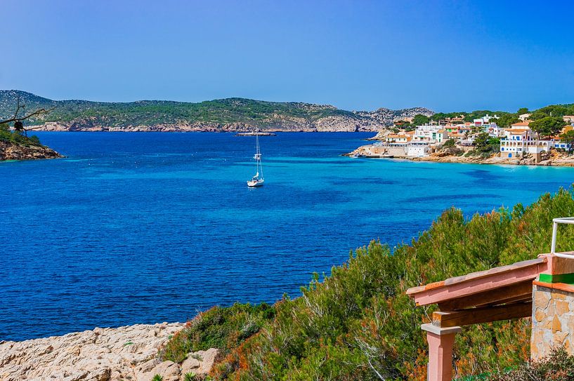 Idyllischer Blick auf die Meeresbucht von Sant Elm auf der Insel Mallorca, Spanien Mittelmeer von Alex Winter
