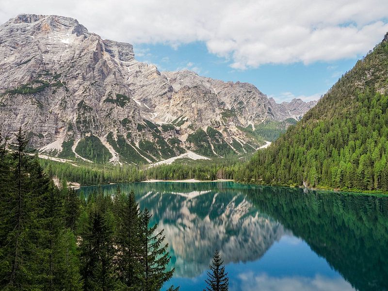 Het turquoise gekleurde Lago di Braies ligt rustig genesteld tussen de steile rotswanden van de Dolomieten. Spiegelglad water van Miriam Schwarzfischer Fotografie