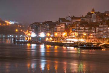 Porto aan de rivieroever bij nacht van Leo Schindzielorz