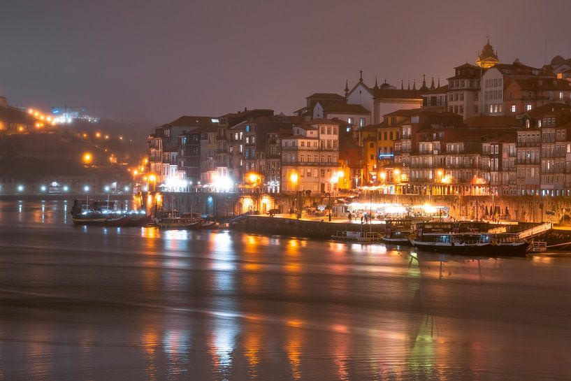 Porto on the riverbank at night by Leo Schindzielorz