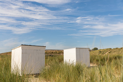 Strandhuisjes tussen het helmgras