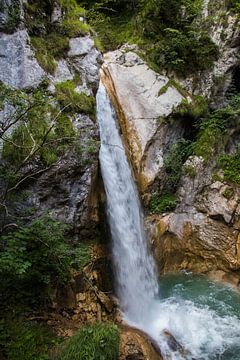 Waterval in Oostenrijk vlakbij de Tscheppaschlucht van Joyce Schouten