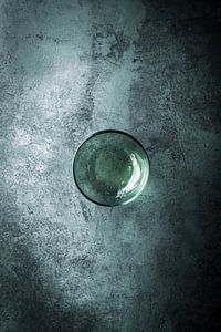 Verre avec de l'eau sur une table en béton
