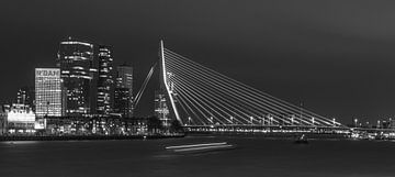 Rotterdam Skyline black & white by night van Arthur Scheltes