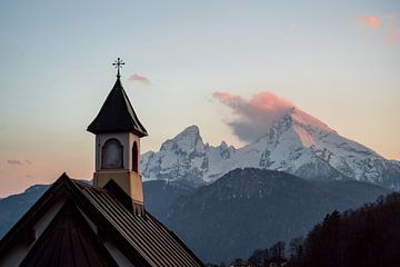Sonnenuntergang am Watzmann mit Kapelle von Leo Schindzielorz