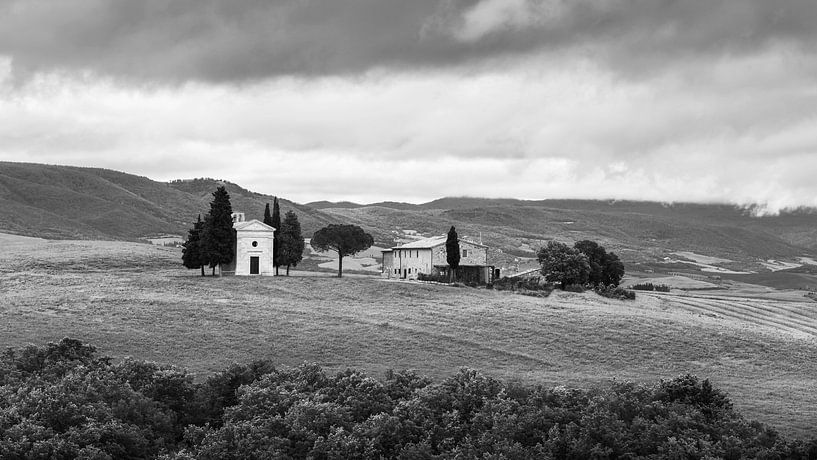 Capella di Vitaleta Val d'Orcia San Quirico Italië in Zwart Wit van Marga Vroom