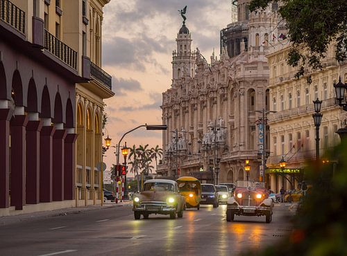 Klassische amerikanische Autos für das Theater in Havanna, Kuba von Teun Janssen