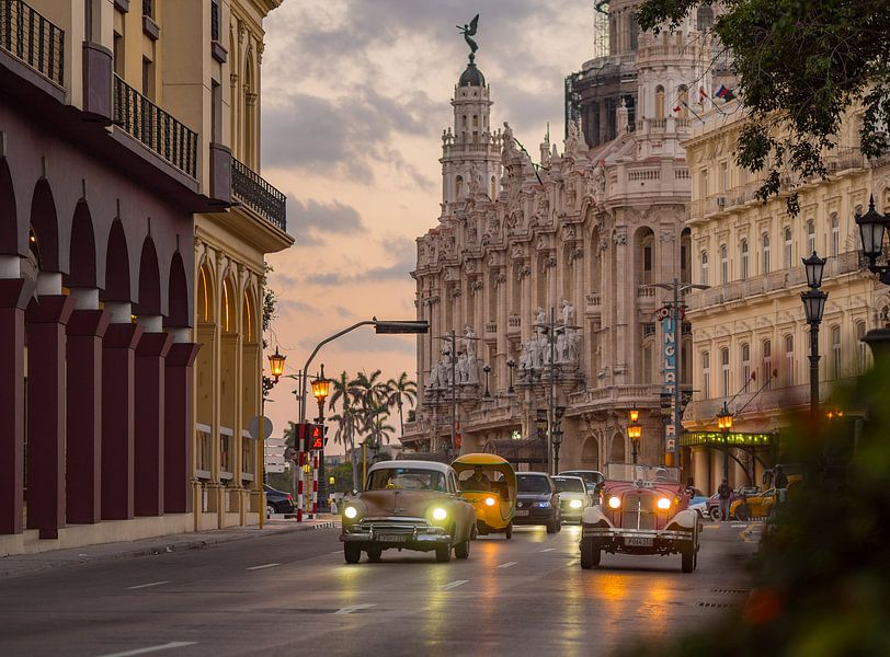 Klassische amerikanische Autos für das Theater in Havanna, Kuba von Teun Janssen