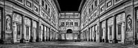 Uffizi gallery Florence at night in Black and White II van Teun Ruijters thumbnail