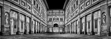 Uffizi gallery Florence at night in Black and White II van Teun Ruijters
