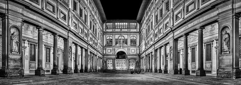 Uffizien Galerie Florenz in der Nacht in Schwarz und Weiß II von Teun Ruijters