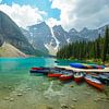 glinsterend turkoois water aan een kanosteiger bij Moraine Lake in Banff National Park in Canada van Leo Schindzielorz