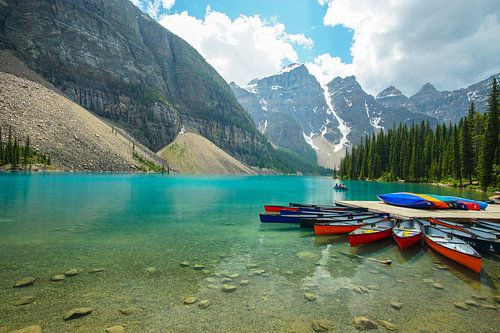 glinsterend turkoois water aan een kanosteiger bij Moraine Lake in Banff National Park in Canada