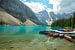 glinsterend turkoois water aan een kanosteiger bij Moraine Lake in Banff National Park in Canada van Leo Schindzielorz