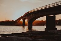 Rökan Bryggan brug Zweden tijdens zonsondergang