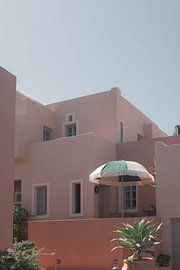 Rosa und Terrakotta abstrakte Gebäude mit Pflanzen | Reisefotografie drucken von Kimberley Jekel