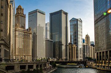 Gevel van wolkenkrabber aan de Chicago rivier in Chicago Illinois USA van Dieter Walther