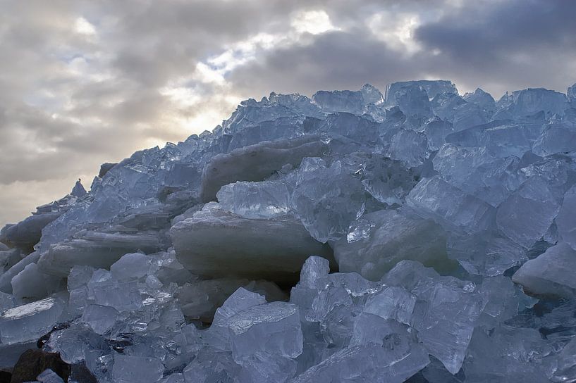 Grote berg met ijsblokken van foto-fantasie foto-fantasie
