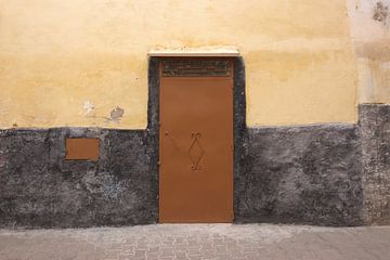 Bruine deur in een geel met zwart geverft huis in Moulay Idriss | Wall art Marokko | reisfotografie  van Kimberley Helmendag