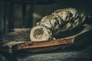 Stilleven van gedroogde knoflook.