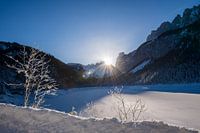 Sonnenaufgang über dem Dachstein am verschneiten vorderen Gosausee
