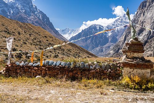 Stupa et mur avec des pierres de prière au Népal sur Tessa Louwerens