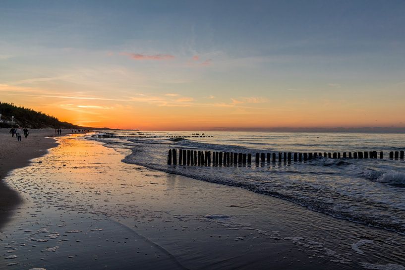 Avondwandeling langs de strandboulevard in Mielno van Oliver Hlavaty