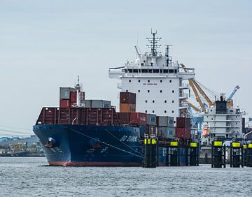 Containerschip BG Diamond op de Maasvlakte afgemeerd. van scheepskijkerhavenfotografie